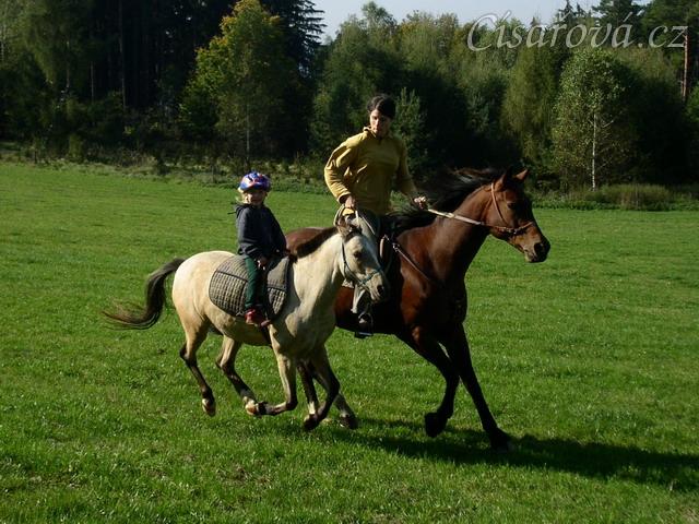 Anča na Greisy na vyjížďce ve cvalu