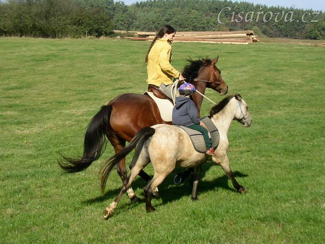 Anča na Greisy na vyjížďce ve cvalu