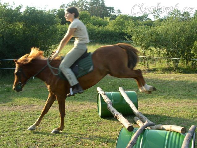 Skok přes doublebar z kopce