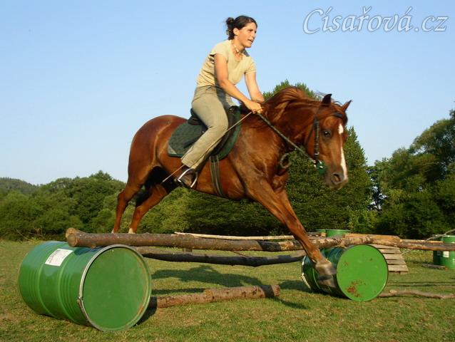 Skok přes doublebar z kopce