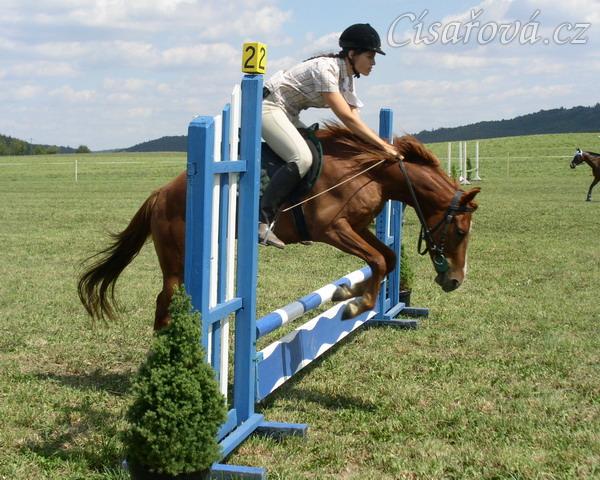 Janek skáče přes překážku při svém pvním parkuru