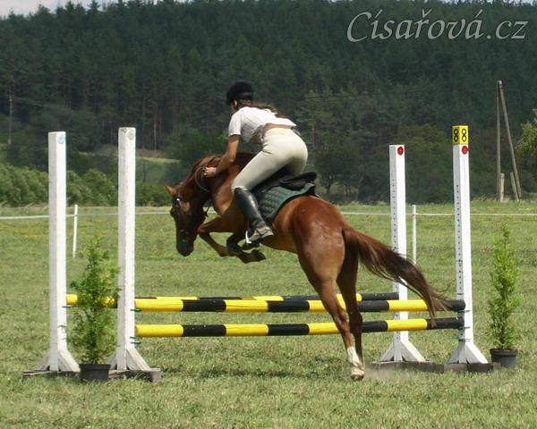 Janek skáče přes překážku při svém pvním parkuru