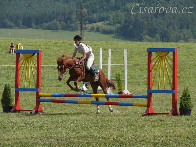 Janek skáče přes překážku při svém pvním parkuru