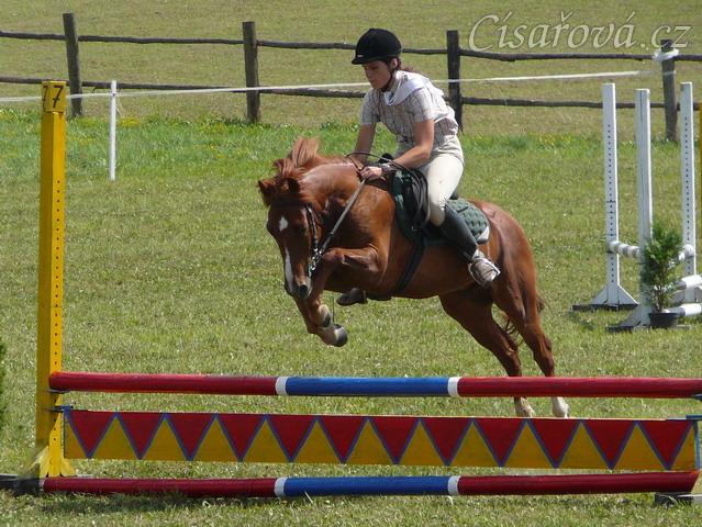 Janek skáče přes překážku při svém pvním parkuru
